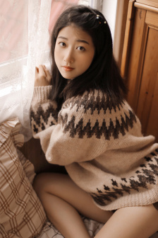 男生和女生在一起玩儿小游戏